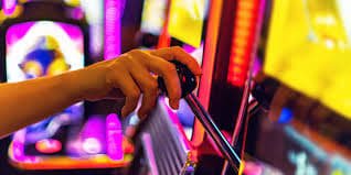Dealer live casino Bara88 membagikan kartu baccarat di studio profesional secara real-time